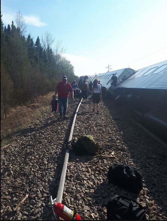 В Канаде пассажирский поезд сошел с рельсов и опрокинулся