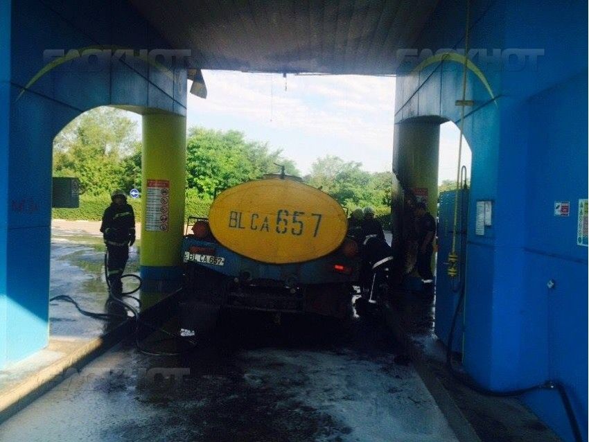 В Бельцах на газозаправочной станции загорелся молоковоз