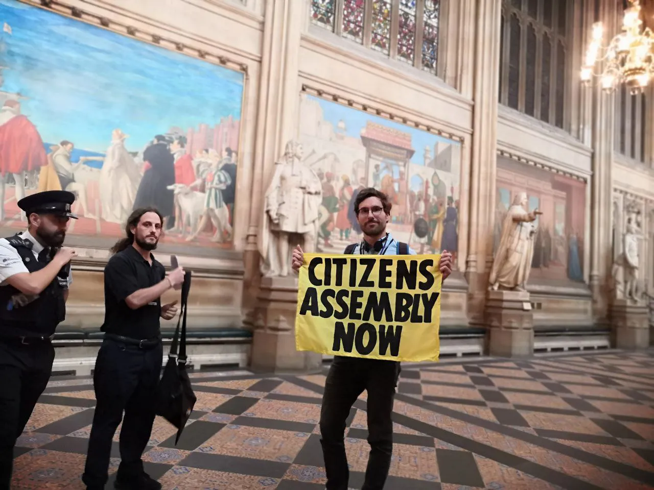 Климатические активисты приклеили себя к креслу спикера парламента Британии