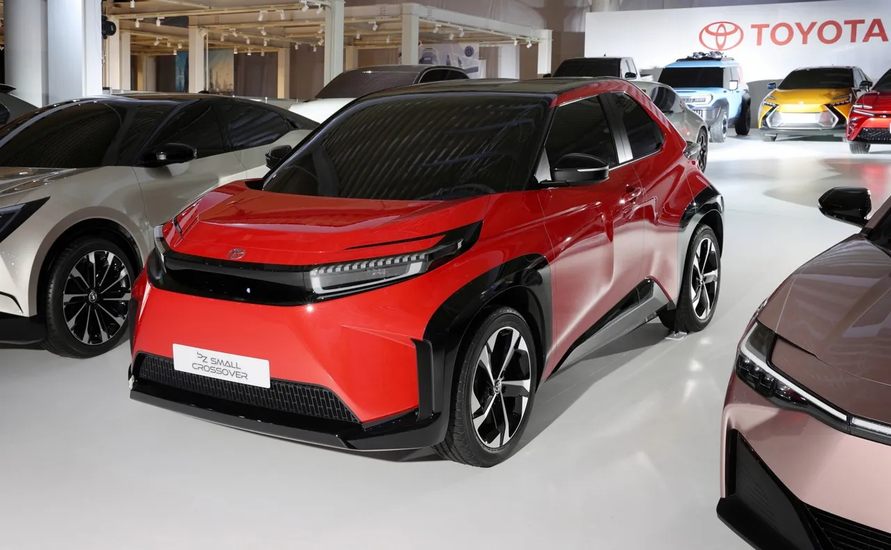 Самый дешевый электрокроссовер Toyota показали до премьеры
