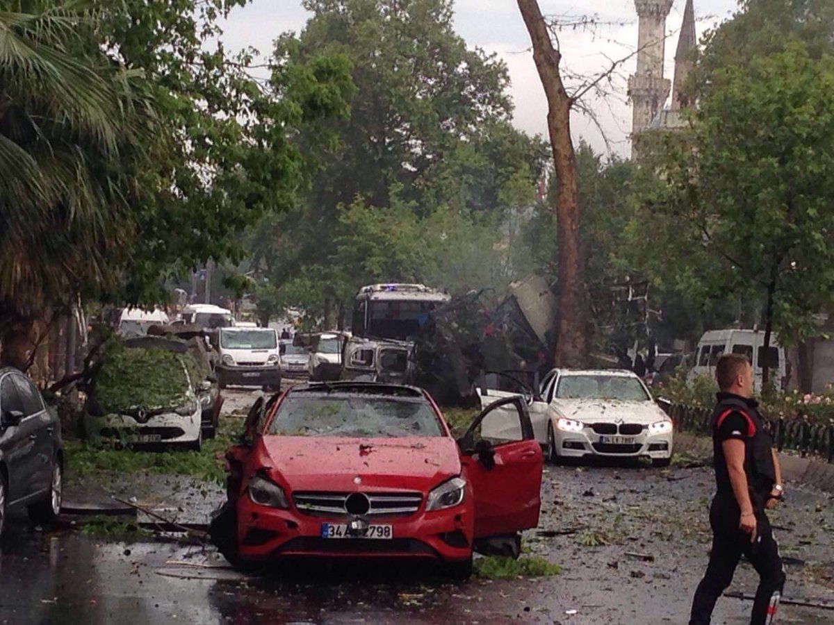 В Стамбуле у автобусной остановки прогремел взрыв