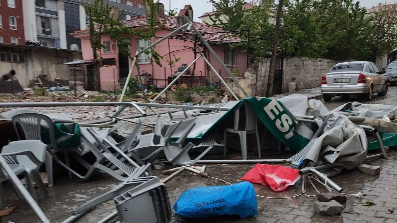 В Турции ураган снес минарет мечети и крыши зданий