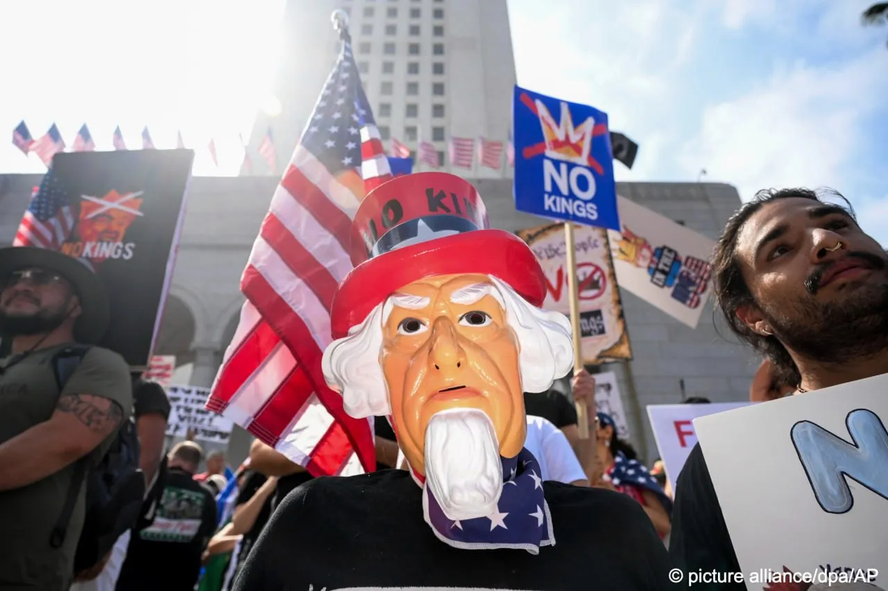 В десятках городов США прошли протесты против Трампа