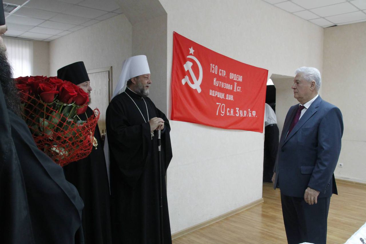 „Robul lui Dumnezeu”, Vladimir Voronin a fost decorat de Mitropolitul Moldovei