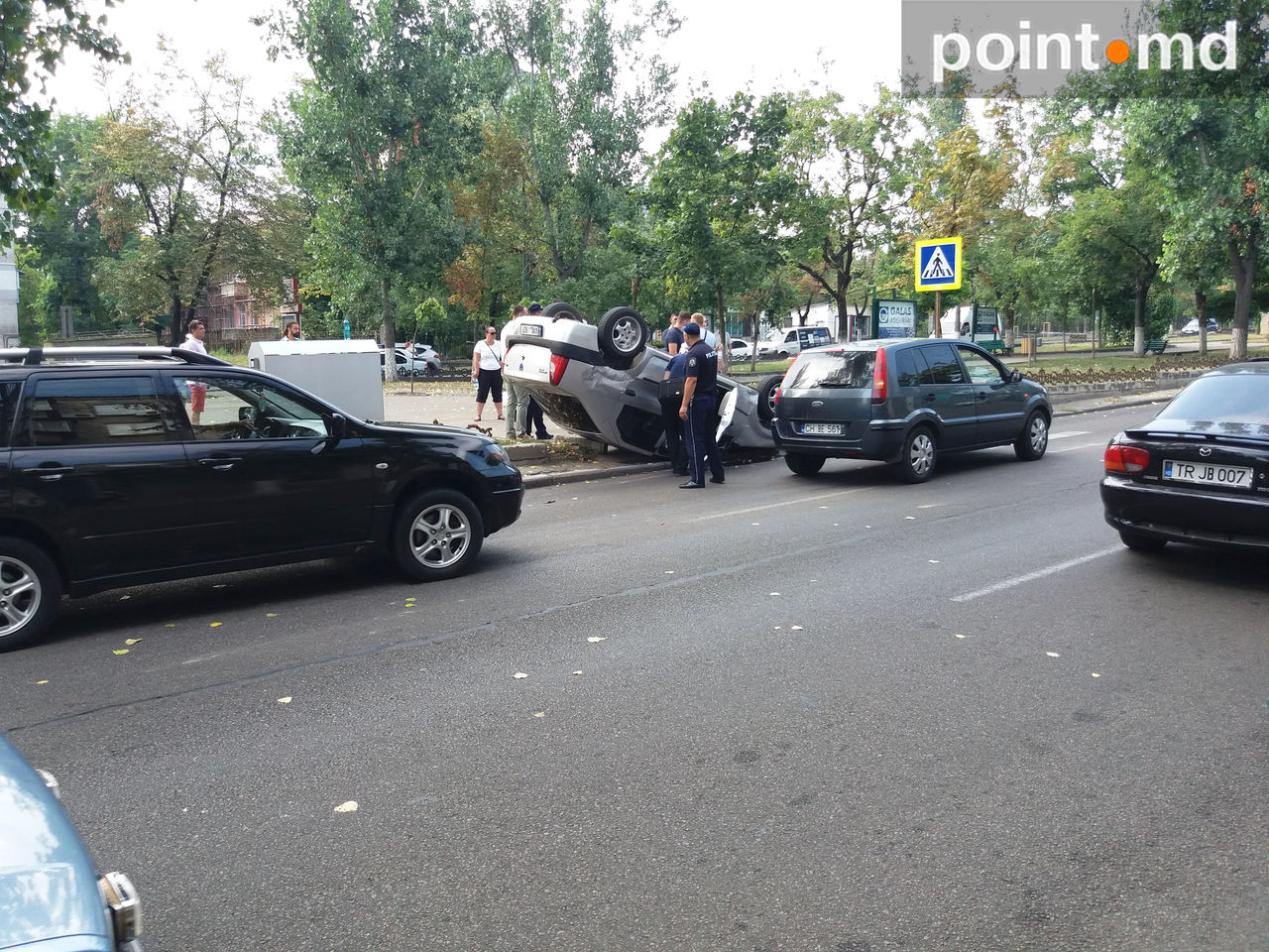 Accident teribil în Capitală: O Dacia Logan s-a răsturnat