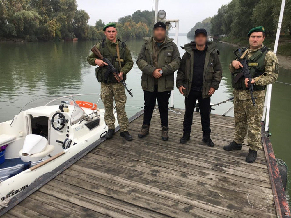 Одесские пограничники задержали румынский катер с гражданами стран ЕС