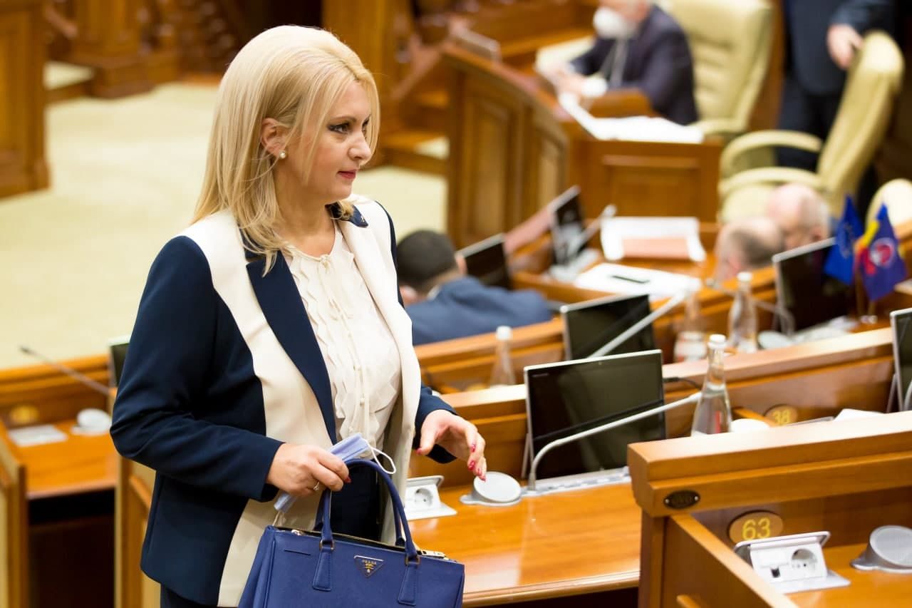Виолетта Иванов пришла в парламент с сумкой Prada за 2700 долларов