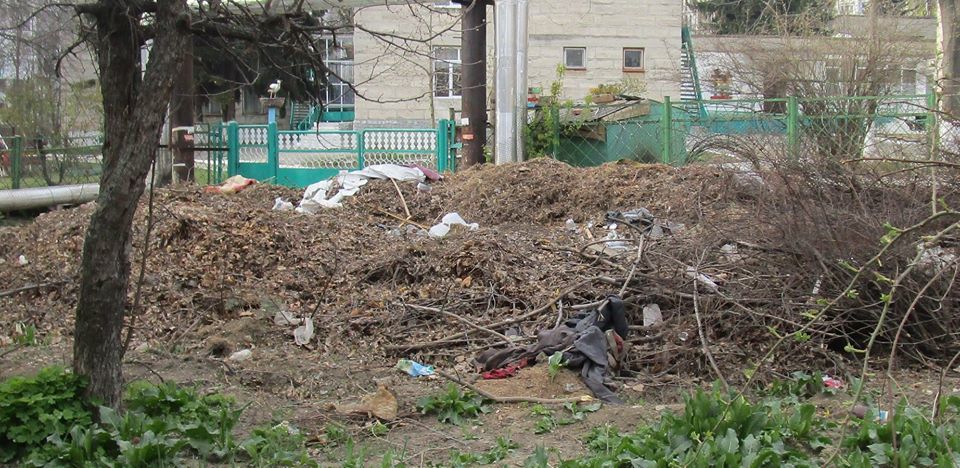 Воспитанники столичного детского сада гуляют рядом со свалкой