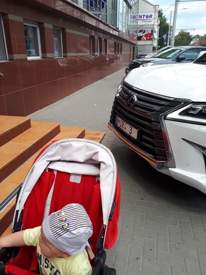 Из-за выходки автохама в Кишиневе молодая мать обратилась в полицию