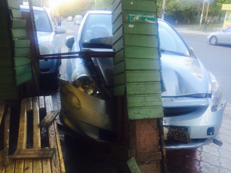 Cum a ajuns o Honda intr-o statie de autobuz. Accident in lant pe o strada din capitala