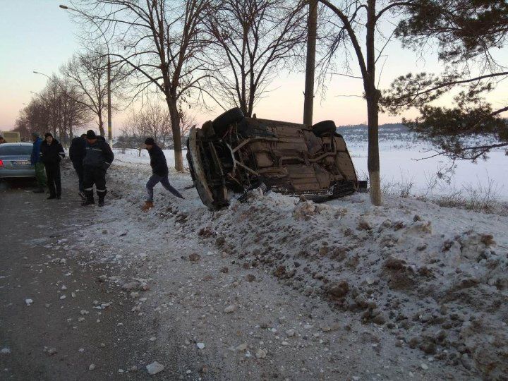 Un automobil a intrat într-un autobuz, după care a zburat într-un copac