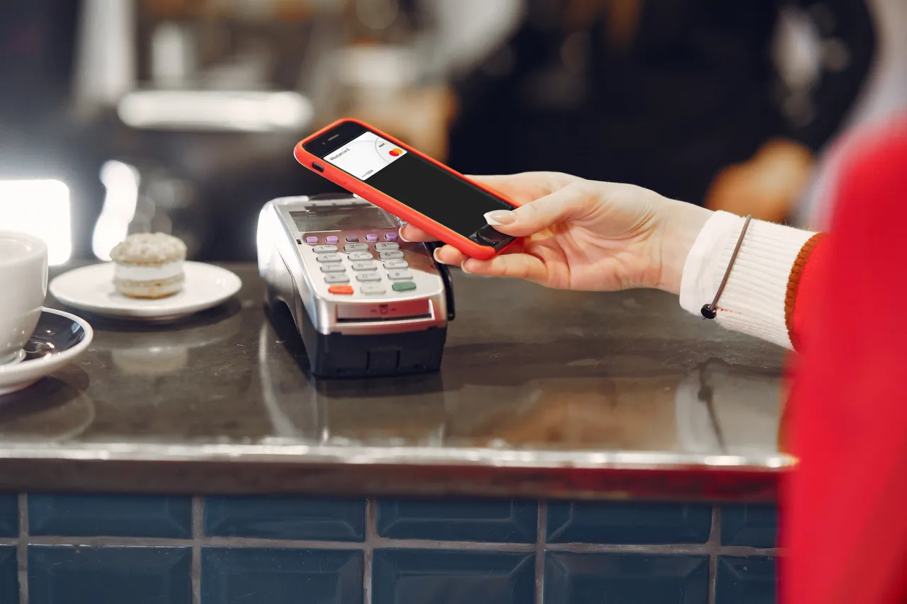 Mastercard: Каждая четвертая беcконтактная оплата в Молдове – это оплата гаджетом с цифровой картой