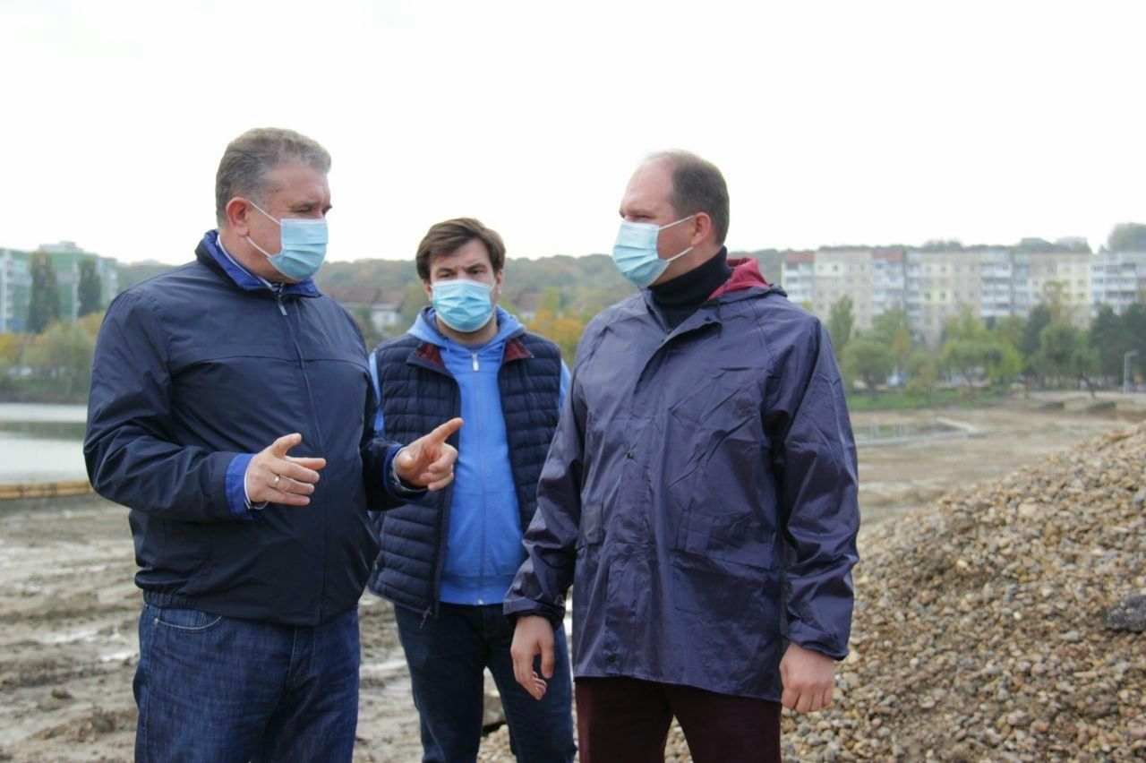 В озеро в парке La Izvor выпустили 2 тонны рыбы