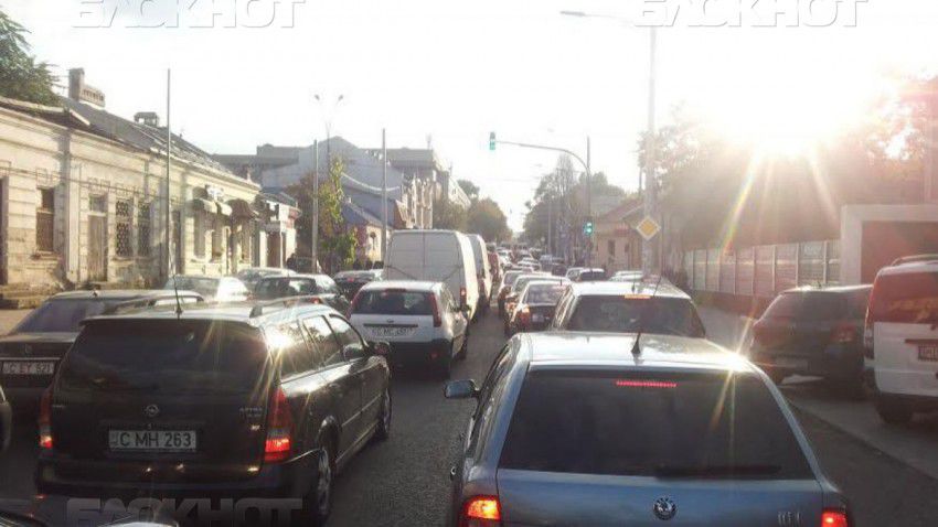 На многих улицах в центре Кишинева пробки