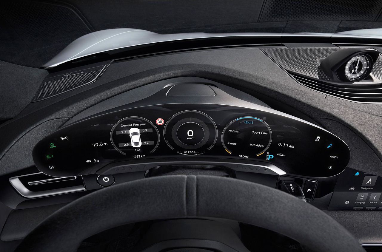 Porsche Taycan получил пять экранов в салоне