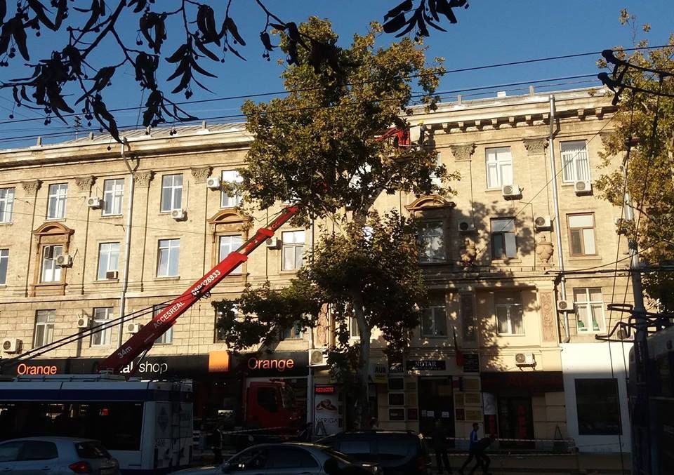В центре Кишинева сняли лепнину, украшавшую фасад здания