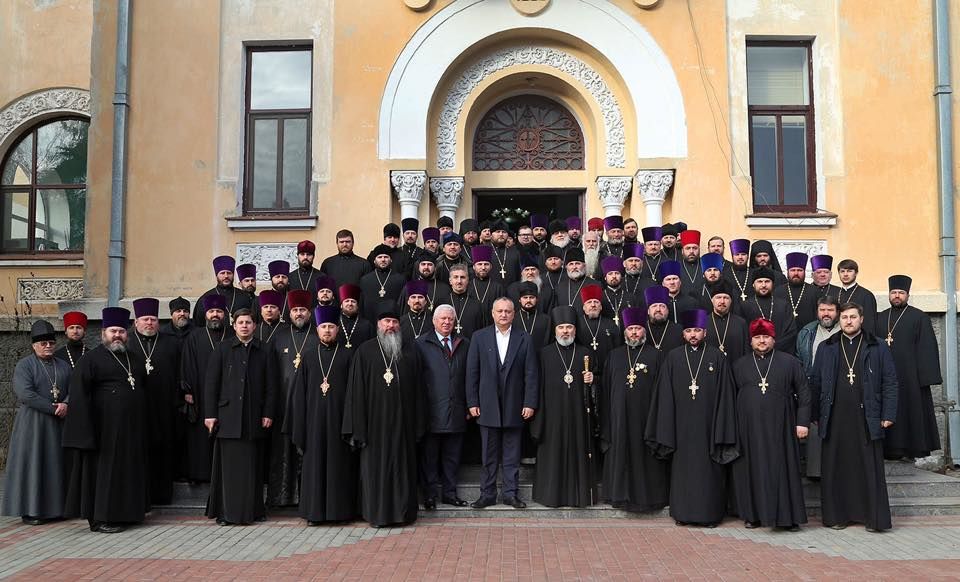 Igor Dodon, înconjurat de preoții din nordul țării