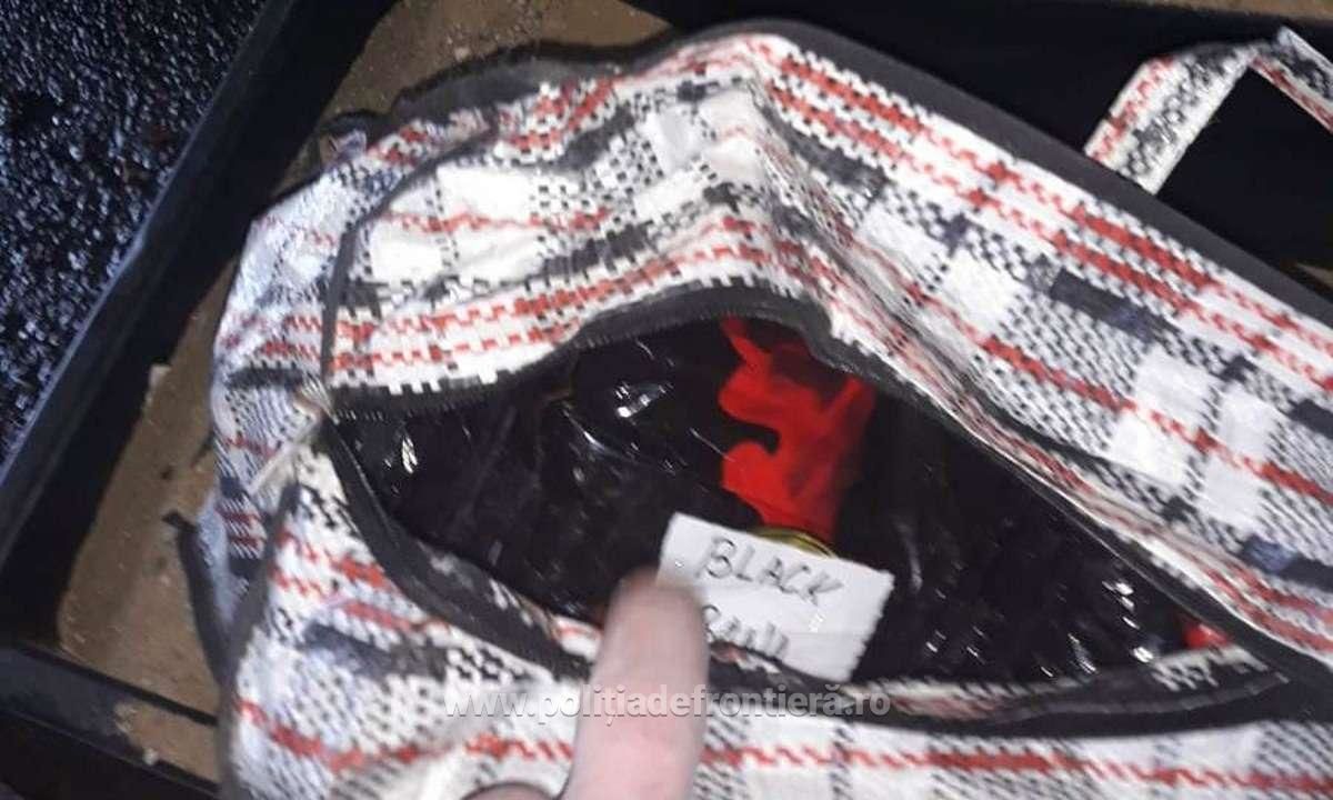 В грузовике из Молдовы контрабандный табак для кальяна был спрятан в ящике с песком