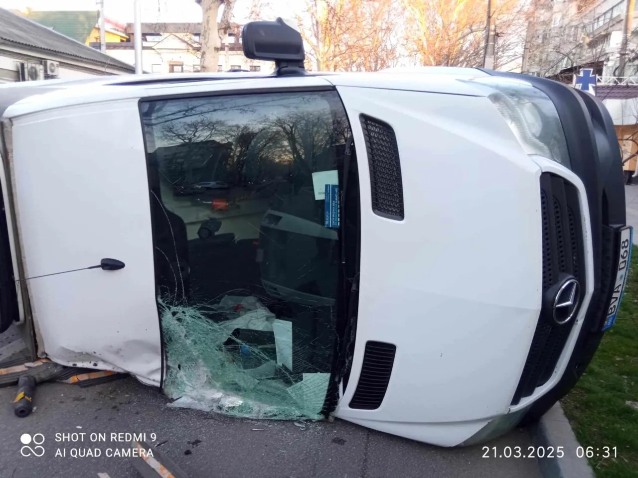 Accident în Capitală: Un microbuz s-a răsturnat după ce s-a tamponat cu o altă mașină