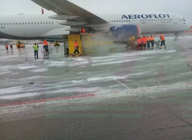 В Шереметьево самолет сбил поливочную машину