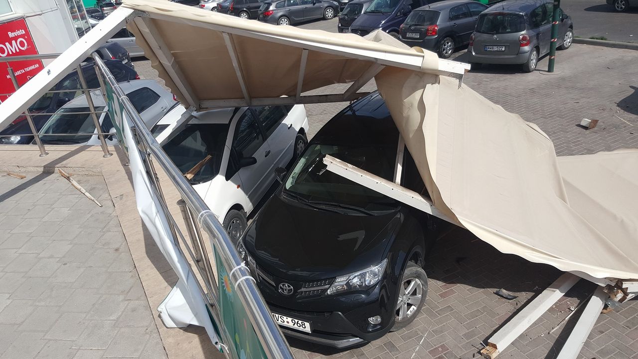 В центре Кишинева навес для террасы упал на припаркованные автомобили