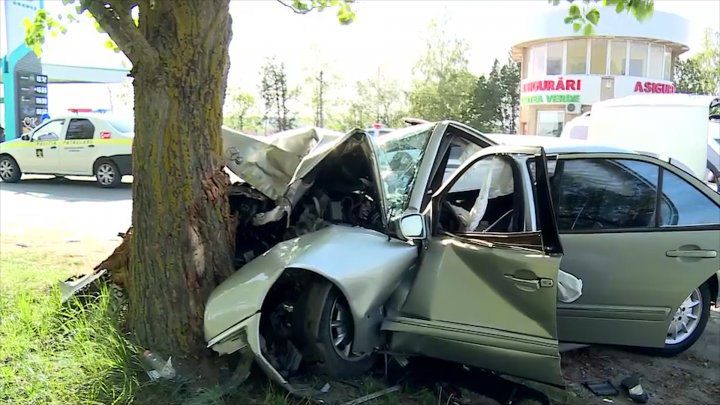 На трассе Кишинев-Леушены Mercedes с гражданами Турции врезался в дерево