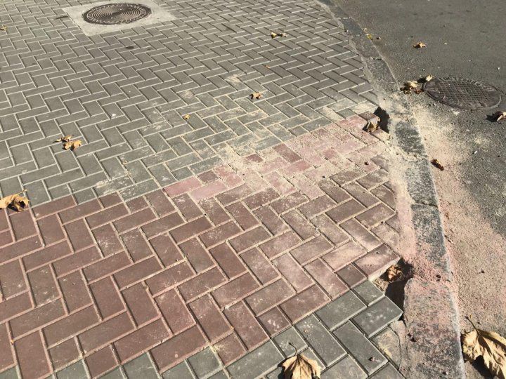 Nici nu au pus bine pavajul pe Ștefan cel Mare, că s-au apucat de reparat. Le-au rămas chiar şi pietre în plus