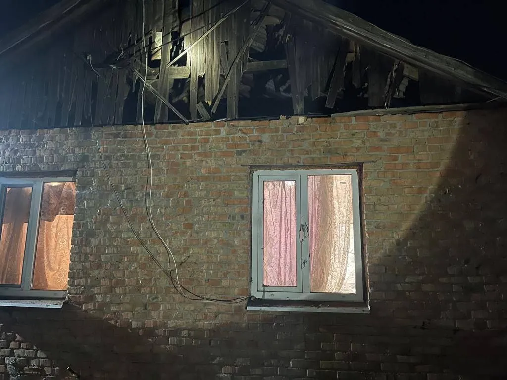 В окрестностях Днепра были сбиты две ракеты, обломками повреждены дома и авто