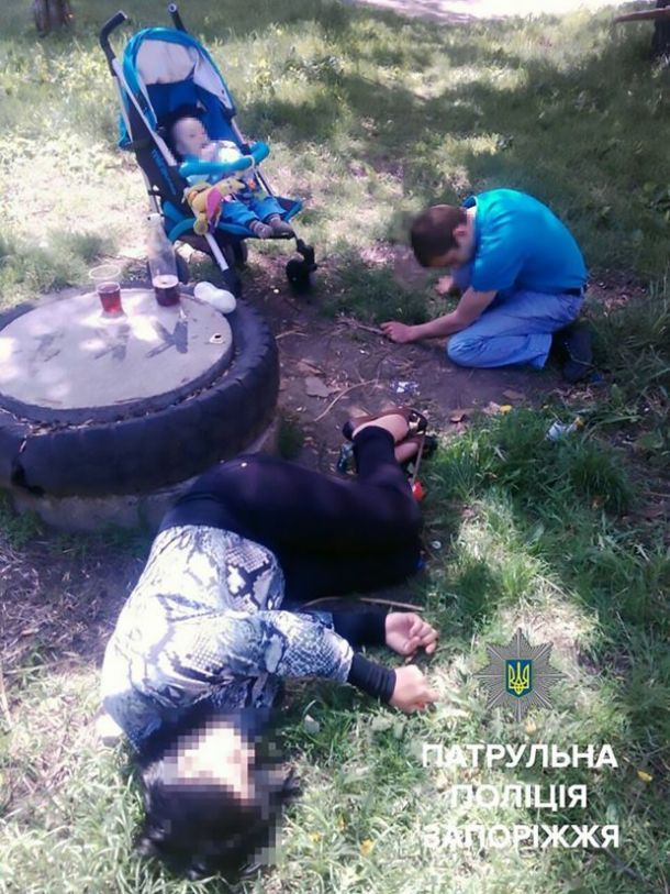 Un bebeluș, salvat în timp ce încerca să ajungă la părinții săi beți