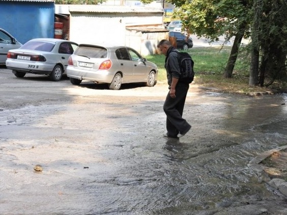 На столичной улице трое суток течет вода из прорвавшейся трубы