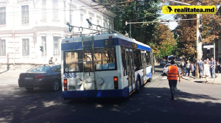 В центре Кишинева обвалилась часть асфальта, в яму попал троллейбус