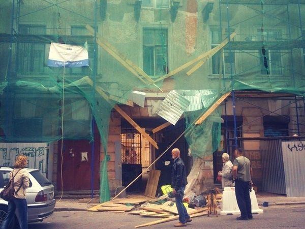 Момент обрушения строительных лесов в Санкт-Петербуре попал на видео