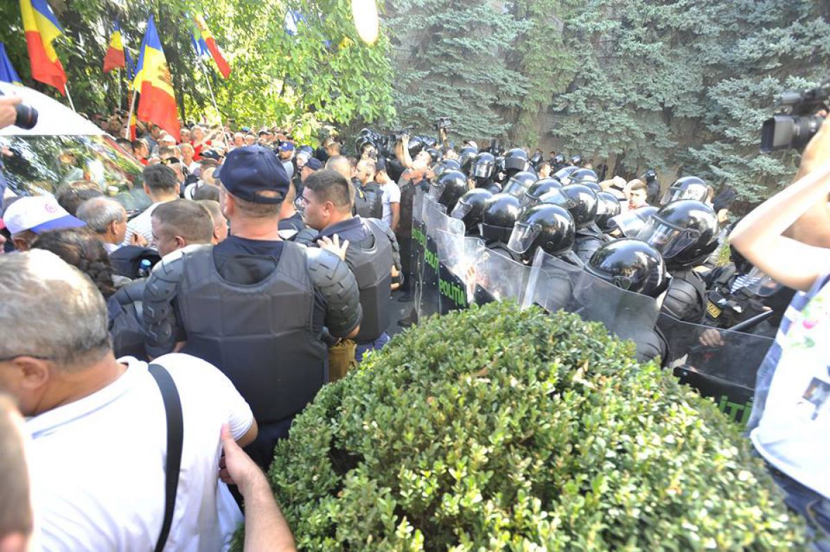 Momentul în care microbuzul cu boxele utilizate la protest ajunge în față la Moldova1