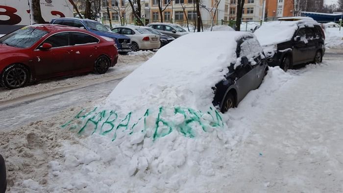 Москвичка написала на сугробах «Навальный», чтобы быстрее убрали снег