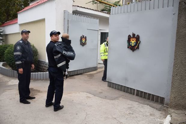 Un copil, îmbrăcat și hrănit de polițiștii din Bălți. A fost găsit în această dimineață fără părinți