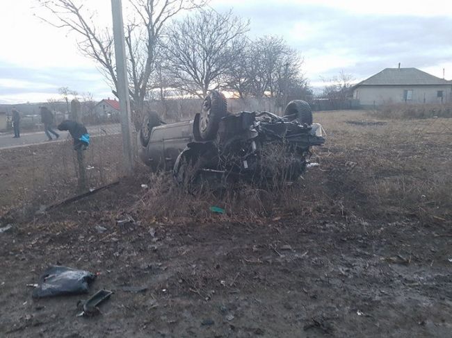Accident grav in satul Iurevca, Cimislia. O masina a intrat intr-un gard si s-a rasturnat