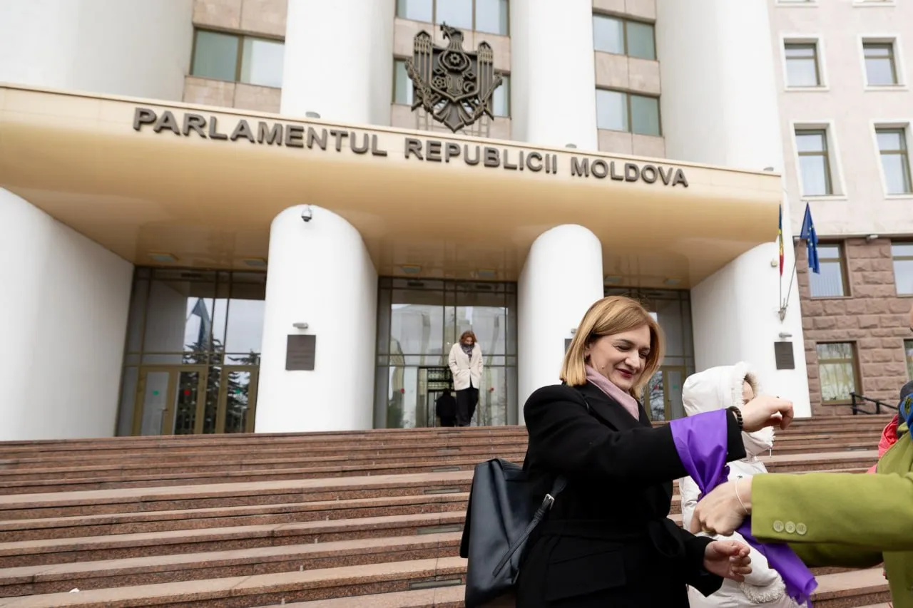 У здания парламента организовали флешмоб