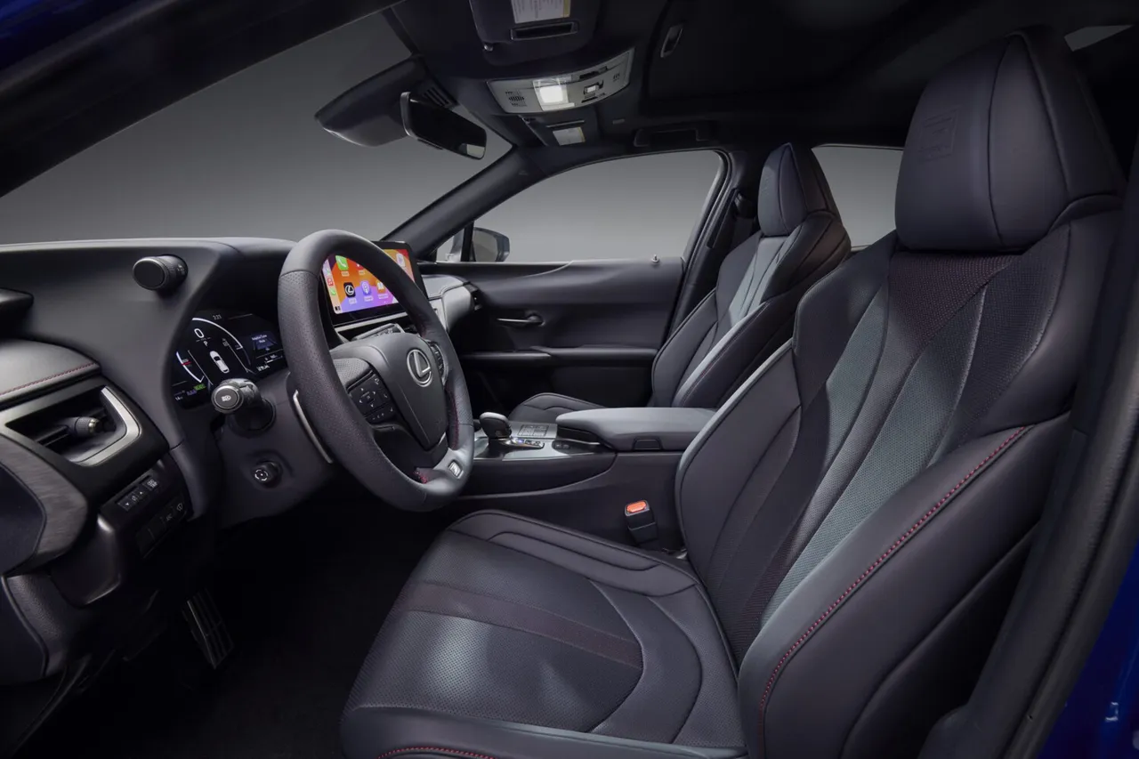 Lexus представил кроссовер UX с новым мотором