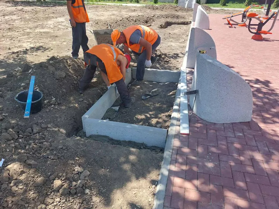 На Ботанике завершаются работы по благоустройству сквера на Валя Кручий