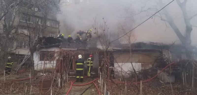 В Кишиневе загорелся старый дом: с огнем боролись три пожарных расчета