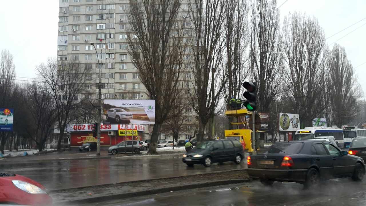 На виадуке из-за обрыва проводов встали троллейбусы