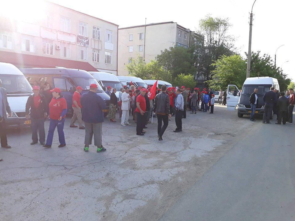 Жители Молдовы массово съезжаются в Кишинев на первомайский марш ПСРМ