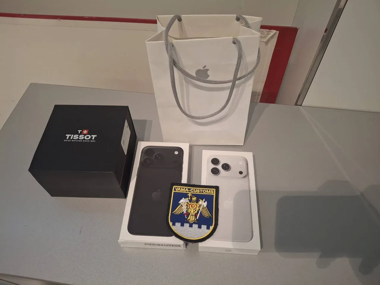 Два пассажира рейса из Стамбула рискуют лишиться часов и смартфонов