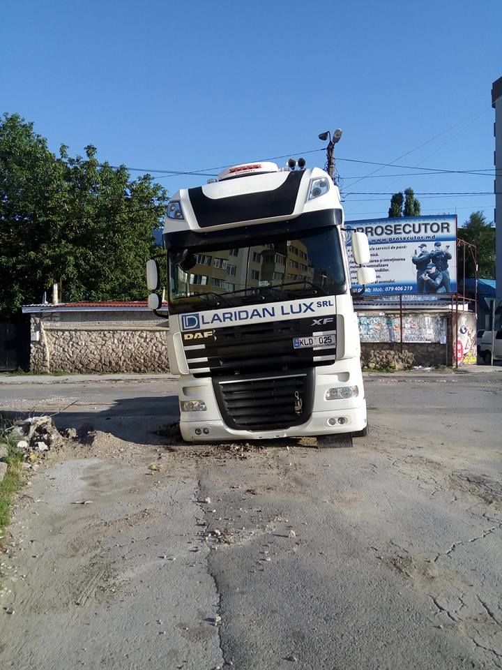 В Дурлештах тягач провалился в дыру в асфальте