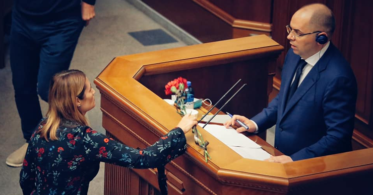 Министру здравоохранения Украины в Раде "подарили" две траурные гвоздики