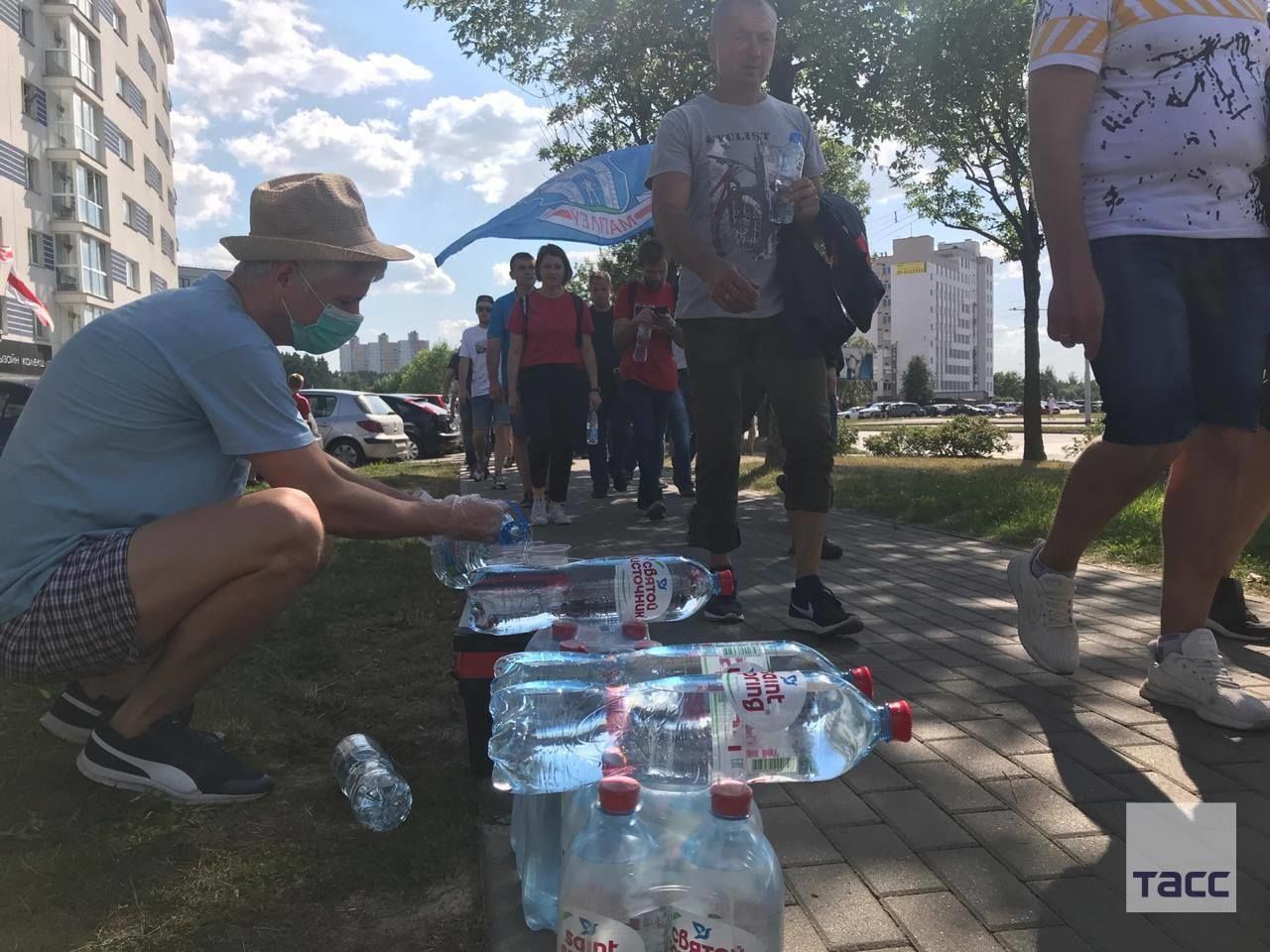 Протестующим в Минске раздают воду и печенье