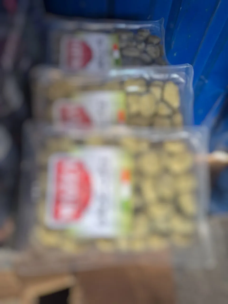 Peste 400 kg de produse cu termen de valabilitate expirat, confiscate în Capitală