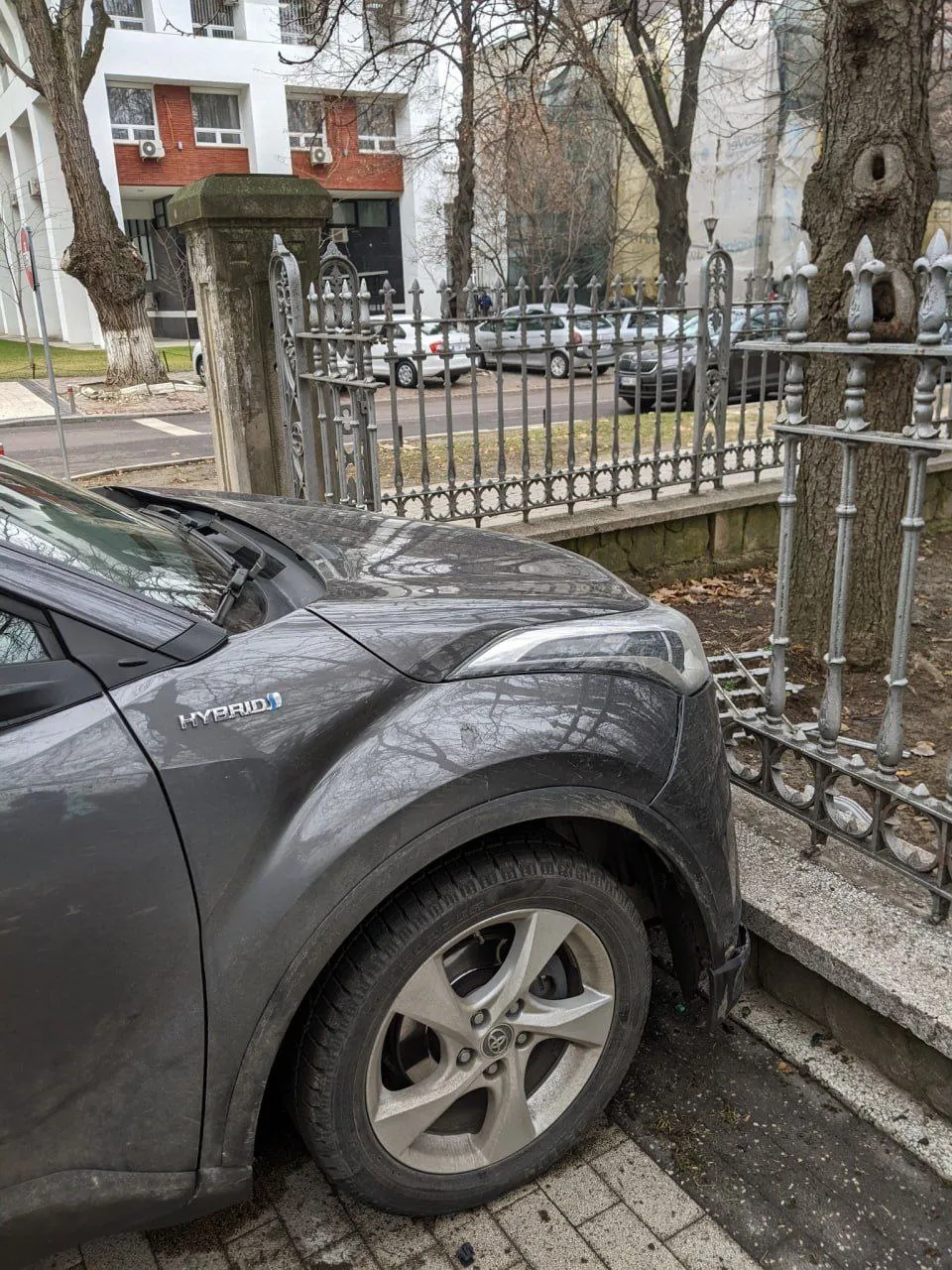 Un șofer a intrat cu mașina în gardul Grădinei Publice Ștefan cel Mare din Chișinău