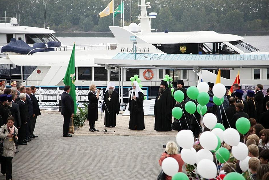 На шикарной яхте РПЦ заметили девушек в купальниках