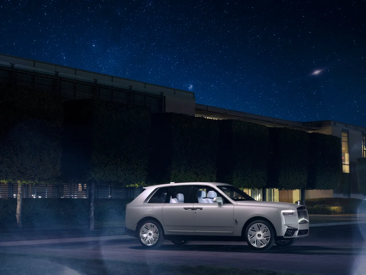 Rolls-Royce создал эксклюзивную версию внедорожника в стиле Cosmos